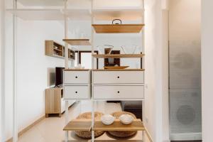 um quarto com gavetas brancas e uma mesa em Guest House DEA OPI em Roma
