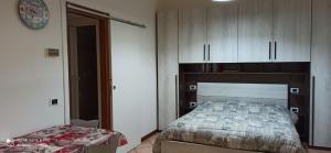 Postel nebo postele na pokoji v ubytování porta merlonia house grazioso monolocale