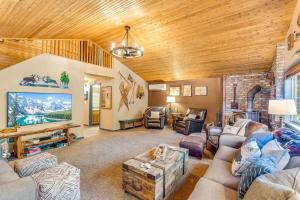 sala de estar amplia con sofá y TV en Tri-Mountain: Home base for exploring the mountains., en Packwood