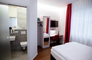 Postel nebo postele na pokoji v ubytování Reos Hotel Wangen