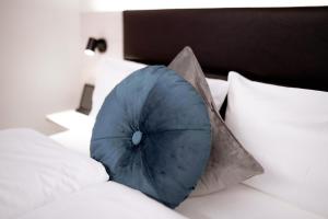 niebieski parasol na łóżku w obiekcie Reos Hotel Wangen w mieście Wangen im Allgäu