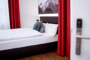 Postel nebo postele na pokoji v ubytování Reos Hotel Wangen