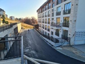 een persoon die langs een gebouw op straat loopt bij President Kop - Apartman A21 in Kopaonik