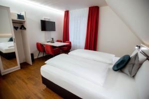 Postel nebo postele na pokoji v ubytování Reos Hotel Wangen