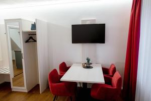 TV a/nebo společenská místnost v ubytování Reos Hotel Wangen