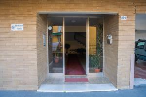 un bâtiment en briques avec une entrée avec des plantes dans le bâtiment dans l'établissement 093 - Casa Panorama, Vista Mare e Vista Portofino, 500 metri centro di Chiavari, POSTO AUTO GRATIS INCLUSO, à Chiavari