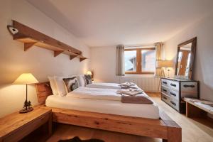 ein Schlafzimmer mit einem großen Bett und einer Kommode in der Unterkunft Chalet Sole in Wengen