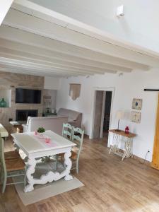 uma sala de estar com uma mesa branca e cadeiras em LA CASA DE LA HUERTA Stylish family cottage in Malaga countryside em Málaga