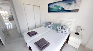 Łóżko lub łóżka w pokoju w obiekcie Luxury 2 bed Penthouse on Golf Course Murcia