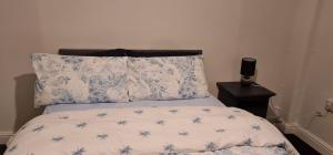 Una cama con dos almohadas encima. en 3 Bedroom Home - Nerby City Centre, en Nottingham