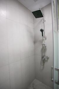 uma casa de banho com um chuveiro com azulejos brancos em BLAU GRÜN İSTANBUL OTEL em Istambul