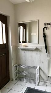 La salle de bains est pourvue d'un lavabo et d'un miroir mural. dans l'établissement Ferienappartement Greiff, à Könen