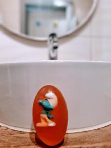 un tomate sentado en la parte superior de un lavabo en Appartement cosy, esprit montagne, au cœur du village en Chapelle-des-Bois