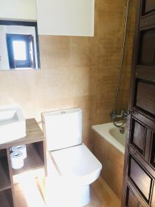 La salle de bains est pourvue de toilettes, d'un lavabo et d'une baignoire. dans l'établissement El Ventanillo, à Tolède