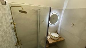 y baño con ducha, aseo y lavamanos. en Patras Golden Suite en Patras