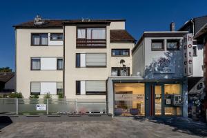 un gran edificio blanco con muchas ventanas en Hotel Stadt Heidelberg en Darmstadt