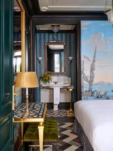 - une chambre avec un lit, un lavabo et un miroir dans l'établissement Hotel Boutique Triana House, à Séville