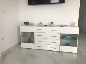 Telewizja i/lub zestaw kina domowego w obiekcie Luxury 2 bed Penthouse on Golf Course Murcia
