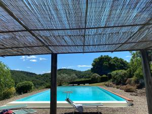 een uitzicht op een zwembad vanuit een huis bij Tregole in Castellina in Chianti