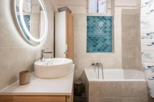 A bathroom at GoldenFeet Studio