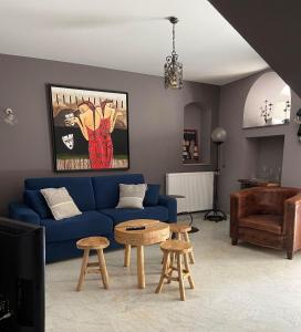 sala de estar con sofá azul y mesa en Le Passage en Ax-les-Thermes