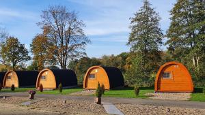 un gruppo di 4 tende a cupola in un parco di 09 Premium Camping Pod a Silberstedt