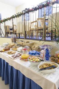 una mesa con un buffet de comida. en Hotel Principe, en Salsomaggiore Terme