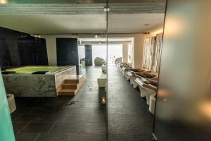 Hotel Valgranda Wellness & Spa في فال دي زولدو: غرفة مع مسبح وغرفة مع كنب