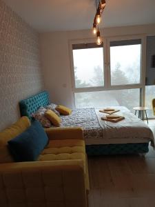 ein Wohnzimmer mit einem Bett und einem Sofa in der Unterkunft Studio Lena 1 in Divčibare