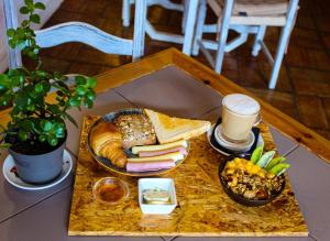 einen Tisch mit einem Tablett mit Brot und anderen Lebensmitteln in der Unterkunft Bellavista Avenida By BeGuest in Albufeira