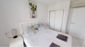 Łóżko lub łóżka w pokoju w obiekcie Luxury 2 bed Penthouse on Golf Course Murcia