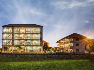 a large building next to a building at Onvara Place in Phra Nakhon Si Ayutthaya