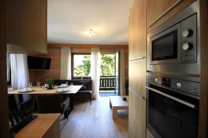 Una cocina con una mesa y un comedor. en Zell am See Lake View Apartment, en Zell am See