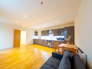 a living room with a couch and a table at Large Apartment 2 Bedrooms - 2 Bathrooms in Ipswich