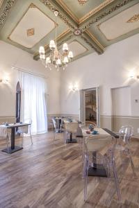une salle à manger avec des tables et des chaises et un plafond dans l'établissement Residenza Le Zagare, à Castellammare del Golfo