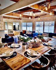 jadalnia z długim drewnianym stołem i krzesłami w obiekcie Słoneczny dom nad Jeziorem Bystrzyckim w Zagórzu Śląskim