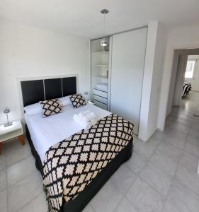 a bedroom with a large bed and a closet at Bariloche Modern Apartment Belgrano in San Carlos de Bariloche