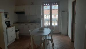 Η κουζίνα ή μικρή κουζίνα στο Charmant Logement T2 campagne