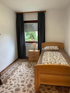 Schlafzimmer mit einem Bett und einem Fenster in der Unterkunft Ferienhaus Cekic in Erlenbach am Main
