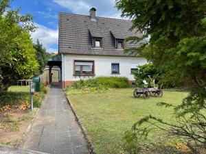Una gran casa blanca con dos camas dobles dokedokedoked en Ferienhaus Cekic, en Erlenbach am Main