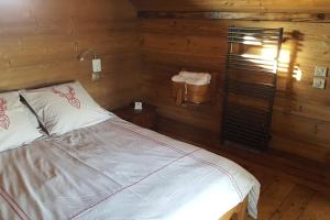 Posteľ alebo postele v izbe v ubytovaní Gîte / chalet meublé pour 2 personnes le 1780