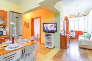 uma cozinha e sala de estar com sala de jantar em Agathi House em Gaios