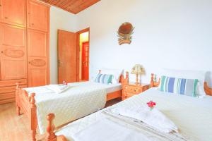 um quarto com 2 camas e uma cómoda em Agathi House em Gaios