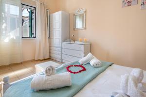 Postel nebo postele na pokoji v ubytování Xenia House