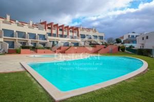 een afbeelding van een zwembad voor een gebouw bij The Lookout in Areia Branca