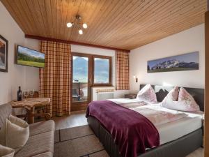 ein Hotelzimmer mit einem Bett und einem Fenster in der Unterkunft Landhaus Elfi in Söll