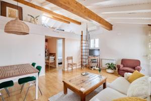 a living room with a table and a couch at Atico vistas Estafeta,centro historico in Pamplona