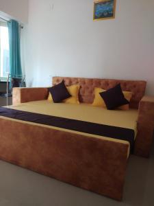 1 cama grande con almohadas en la habitación en Krishnabalram Polyclinic Ayurveda centre en Rishīkesh