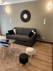 ein Wohnzimmer mit einem Sofa und einem Tisch in der Unterkunft Le Margoze - T2 Boucan Canot in Saint-Gilles-les-Bains