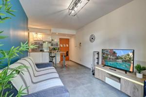 TV a/nebo společenská místnost v ubytování Le Zévi - appt T2 Saint Denis